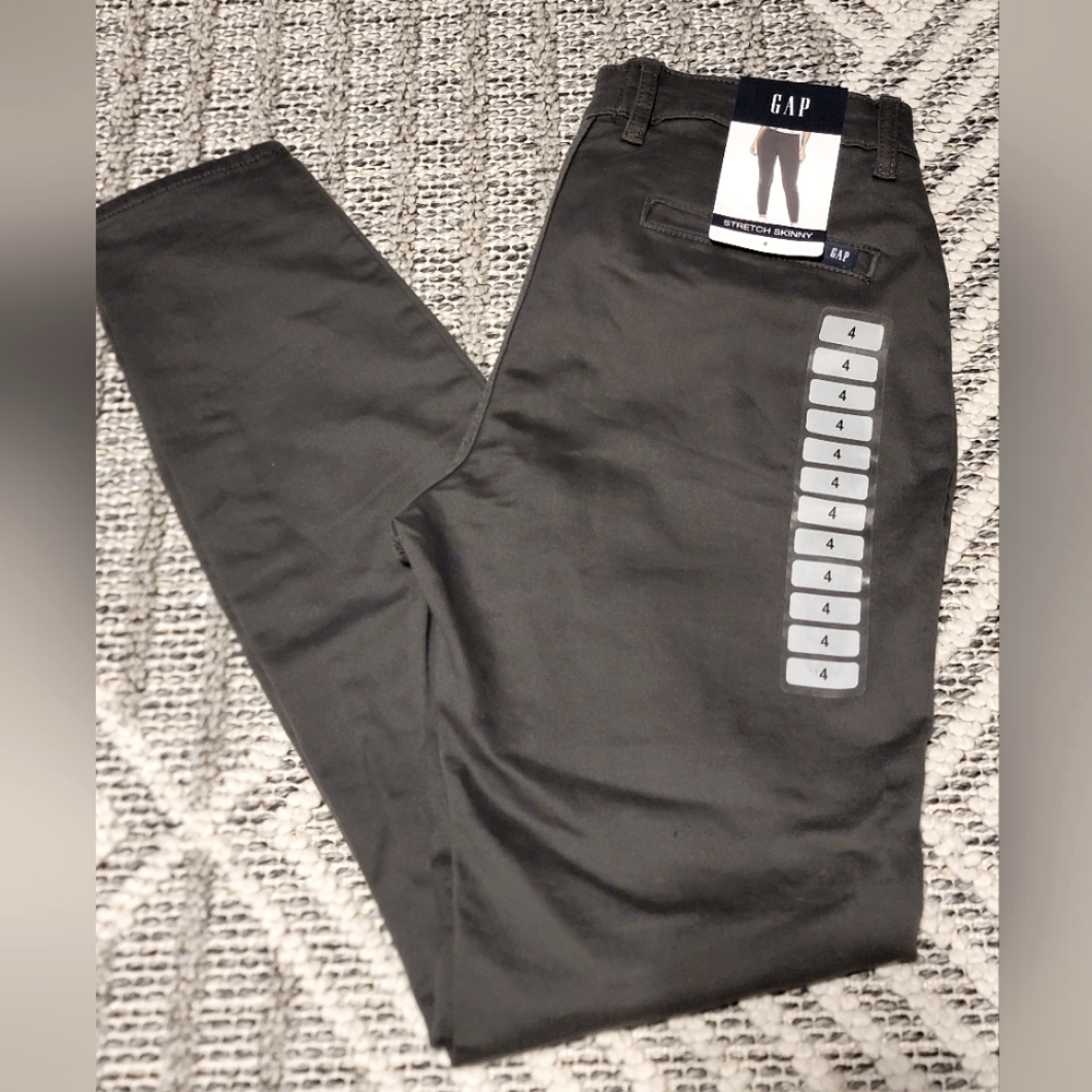 Gap size 4 Stretch Skinny in Charcoal MSRP $50 NWT